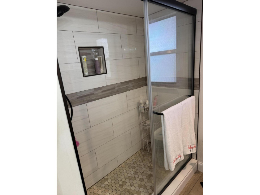 UPDATED move in ready. Clean, bright and spacious 2 bedroom/2 - photo 7