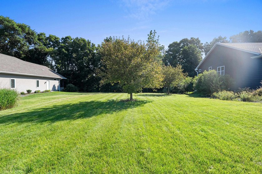 Beautiful 0.66-acre wooded lot located in an established East - photo 2