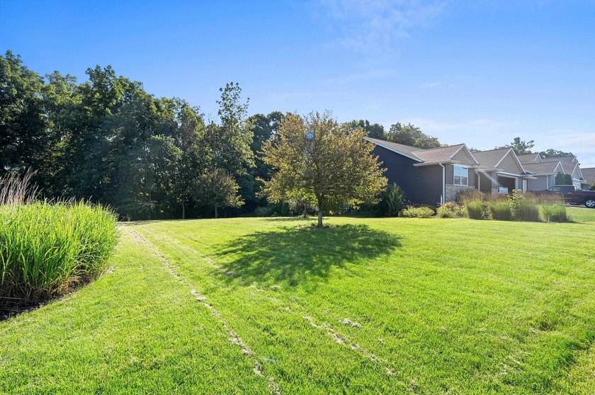 Beautiful 0.66-acre wooded lot located in an established East - photo 3