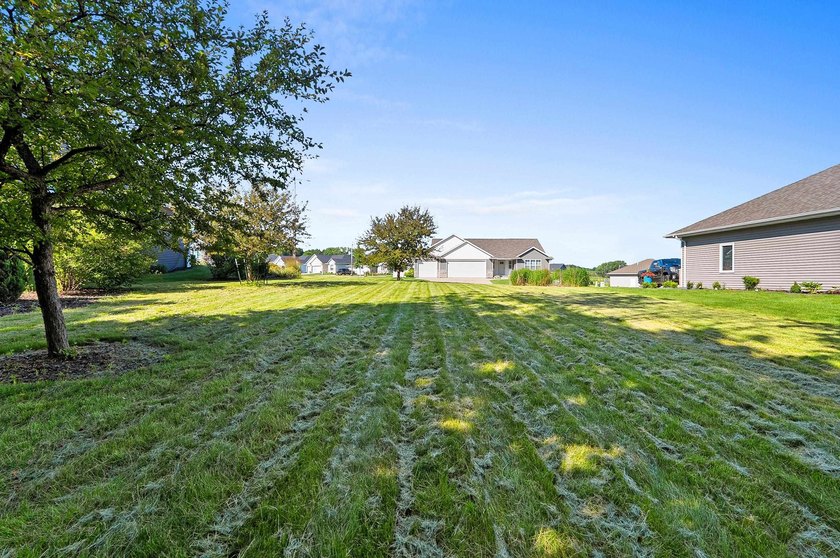 Beautiful 0.66-acre wooded lot located in an established East - photo 4