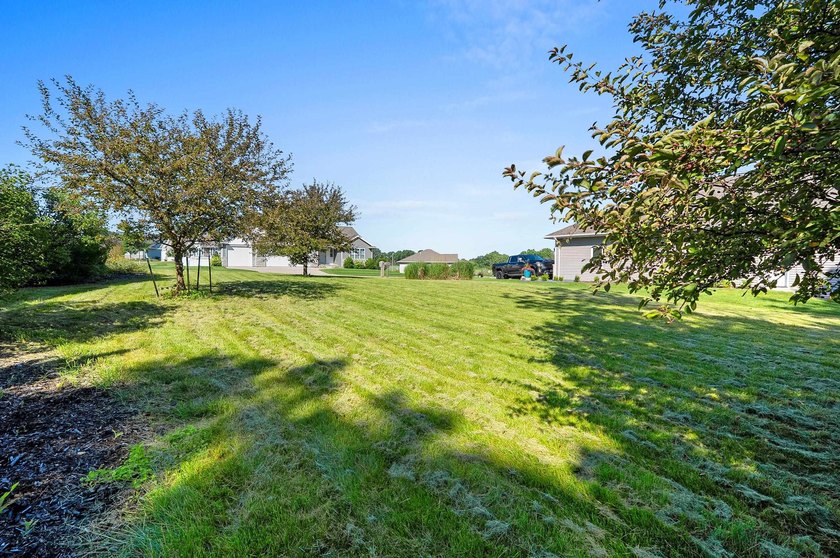Beautiful 0.66-acre wooded lot located in an established East - photo 5