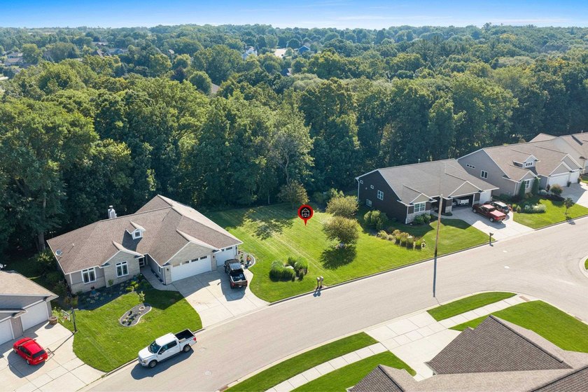 Beautiful 0.66-acre wooded lot located in an established East - photo 6