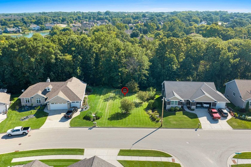 Beautiful 0.66-acre wooded lot located in an established East - photo 7