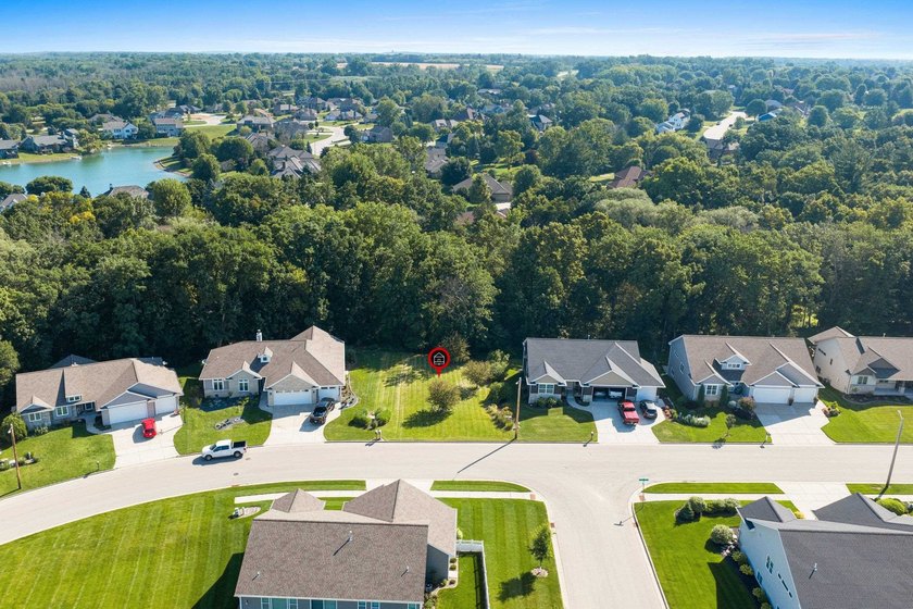 Beautiful 0.66-acre wooded lot located in an established East - photo 8