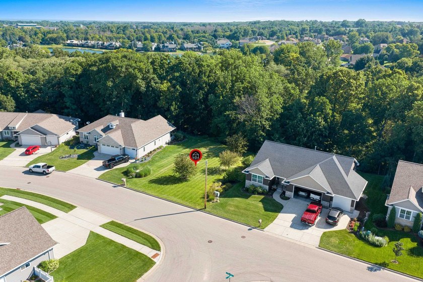 Beautiful 0.66-acre wooded lot located in an established East - photo 9