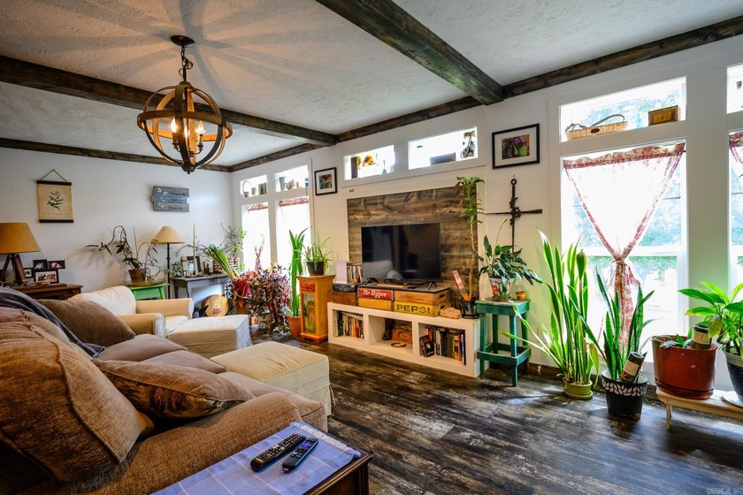 Nestled on just over 17 picturesque acres in Mount Ida, Arkansas - photo 8