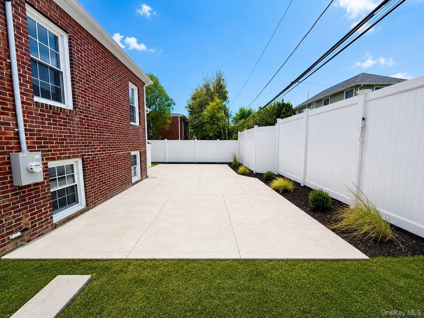 Beautifully renovated and exceptionally spacious, this stunning - photo 38