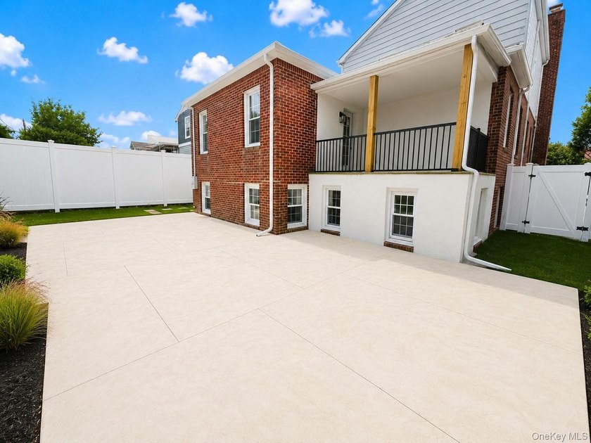 Beautifully renovated and exceptionally spacious, this stunning - photo 46