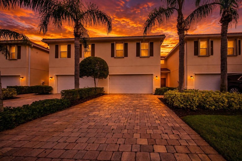 Beautifully maintained 3-bedroom, 2.5-bathroom townhouse with a - photo 4