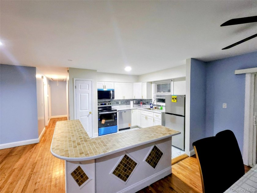 Beautifully Updated Open-Floor-Plan Ranch-RECENTLY RENOVATED TO - photo 5