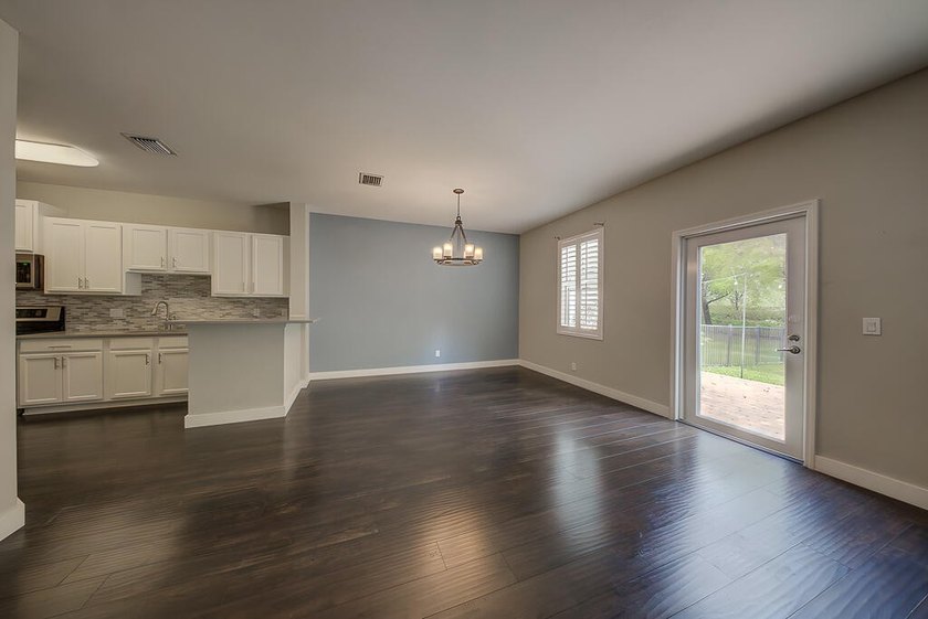 Beautifully maintained 3-bedroom, 2.5-bathroom townhouse with a - photo 5