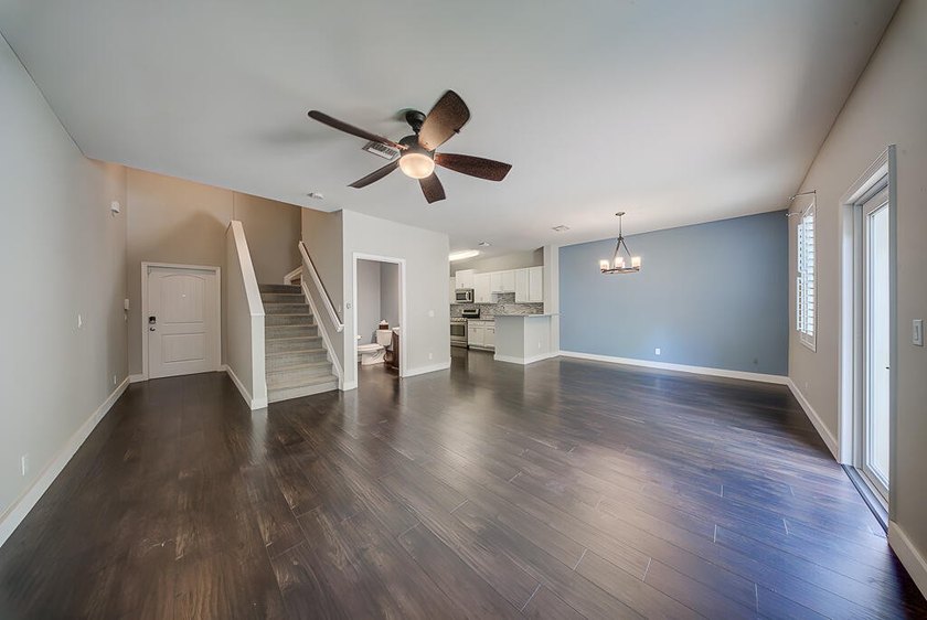 Beautifully maintained 3-bedroom, 2.5-bathroom townhouse with a - photo 8