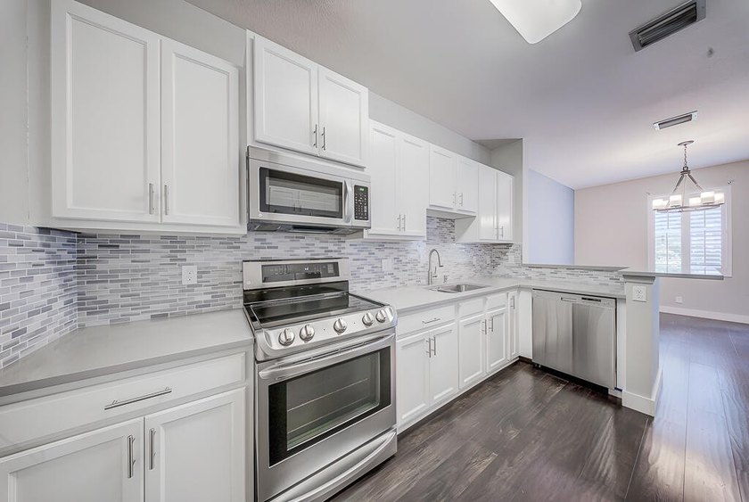 Beautifully maintained 3-bedroom, 2.5-bathroom townhouse with a - photo 9