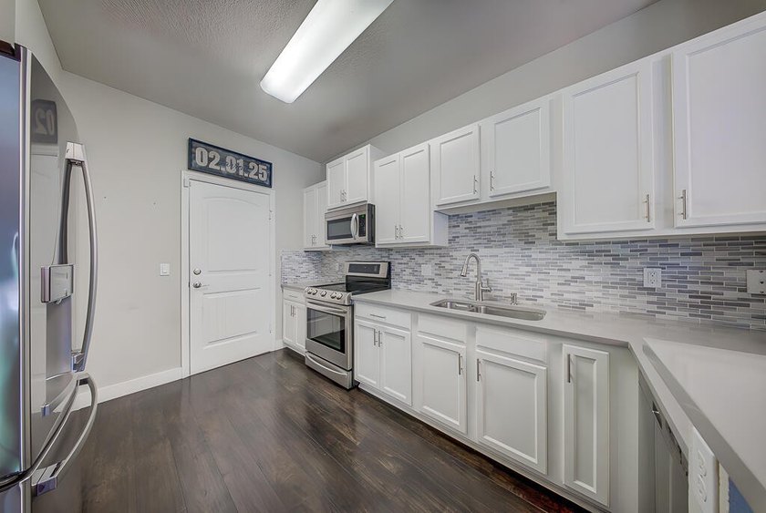 Beautifully maintained 3-bedroom, 2.5-bathroom townhouse with a - photo 10