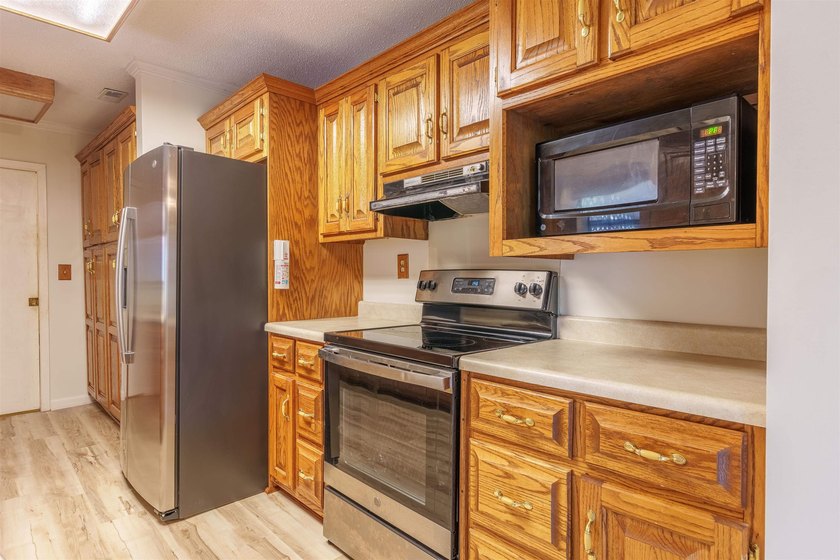 Charming 3 bedrooms, 2 bath home on 1 acre corner lot near - photo 8