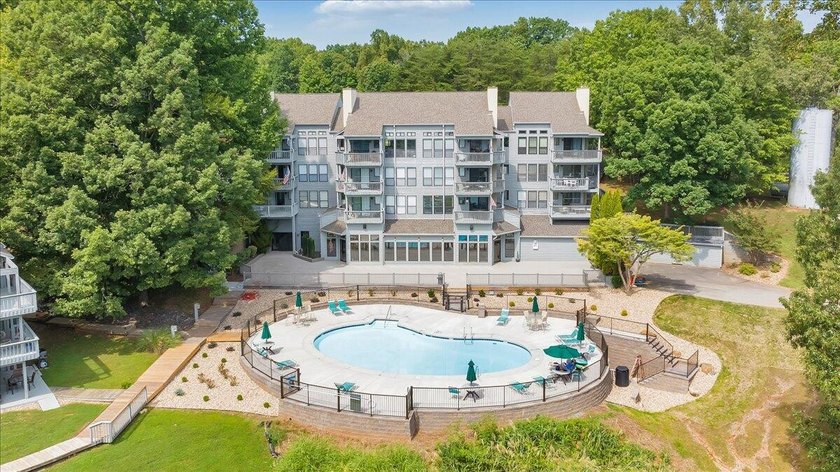 Move in ready and fully furnished 2BR, 2BA waterfront condo with - photo 2