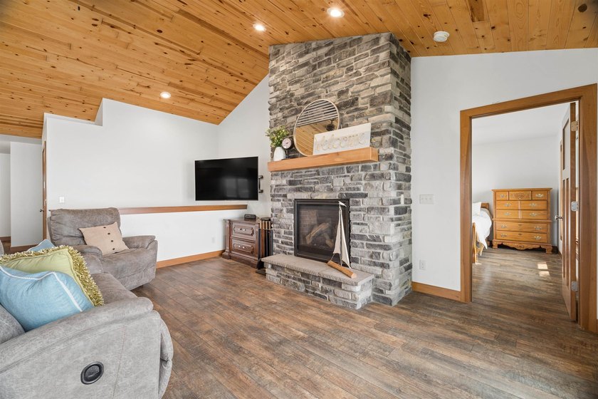 Experience waterfront living in this beautiful Lake Winnebago - photo 2