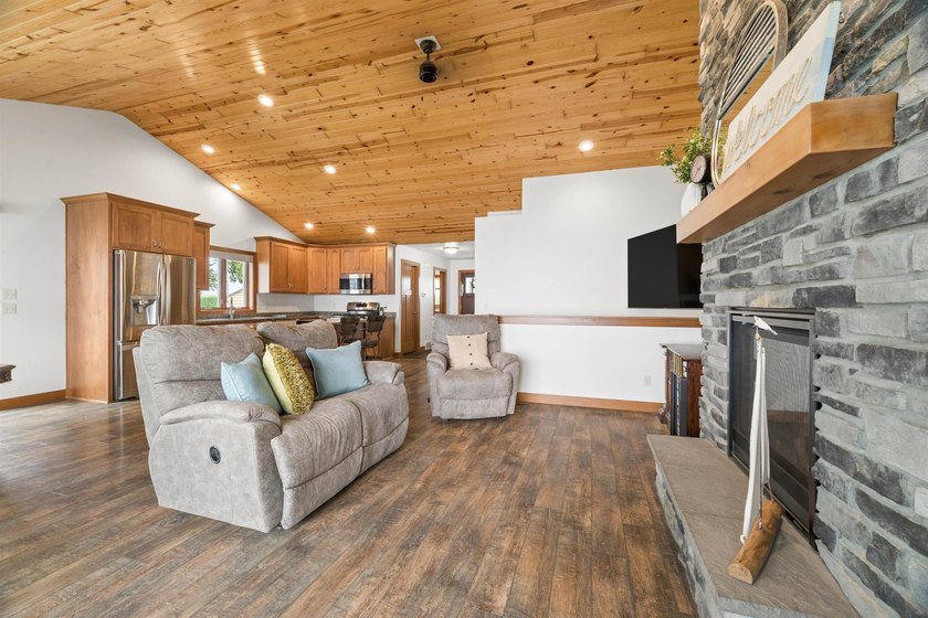 Experience waterfront living in this beautiful Lake Winnebago - photo 3