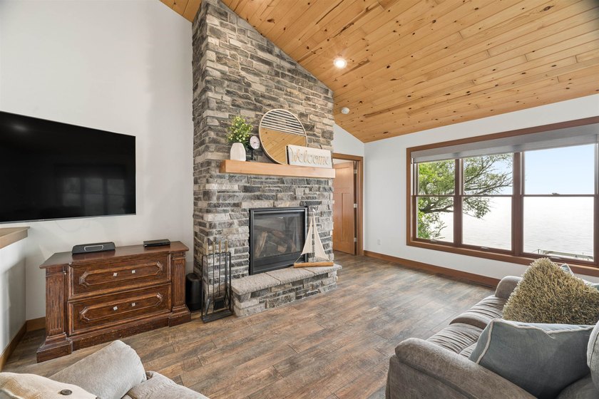Experience waterfront living in this beautiful Lake Winnebago - photo 4