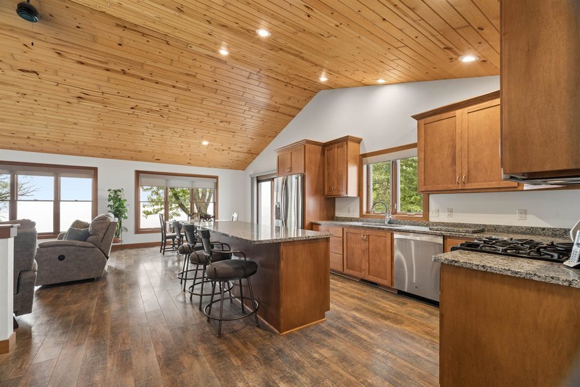 Experience waterfront living in this beautiful Lake Winnebago - photo 5