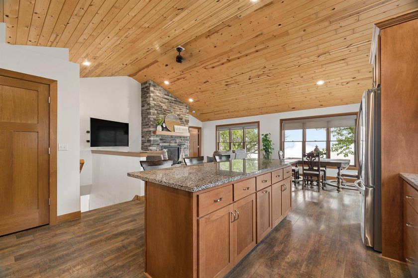 Experience waterfront living in this beautiful Lake Winnebago - photo 8