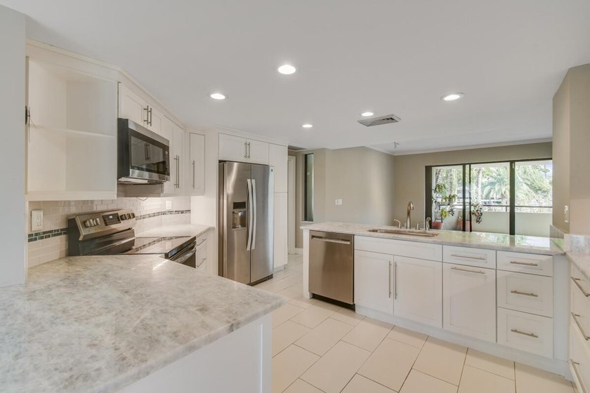 Luxurious Move-in Ready, Updated Waterfront Condo in Harbor - photo 11