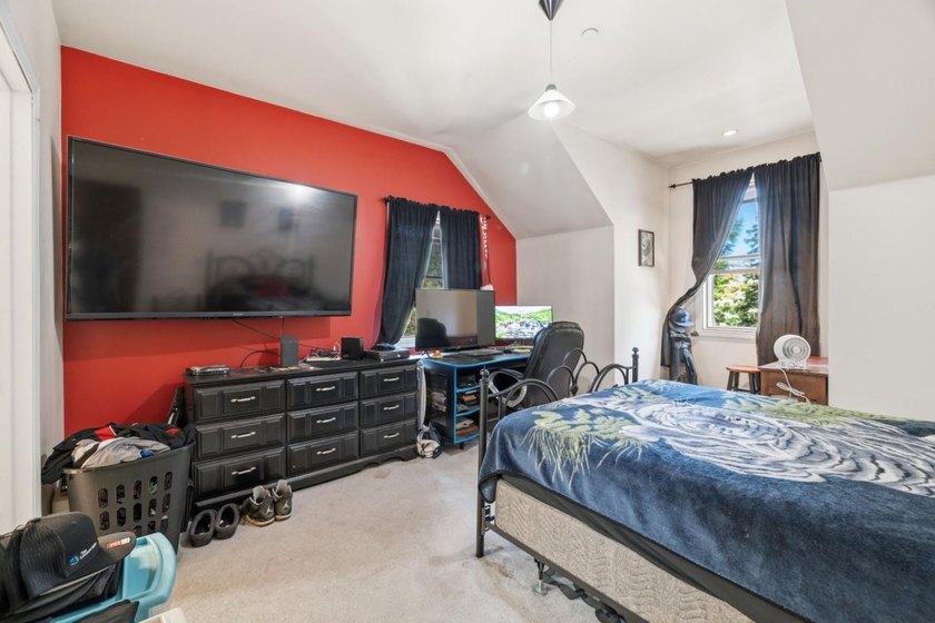 First time on the market, this bespoke 3 bed/3.5 bath modern - photo 14
