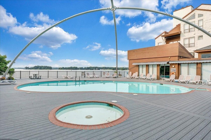 Best views at Smith Mountain Lake from this 5th Floor Penthouse - photo 5