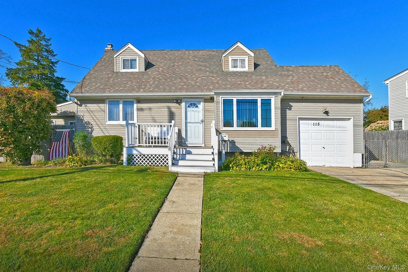 Welcome to 115 Old Farmingdale Road, West Babylon. Charming and - photo 4
