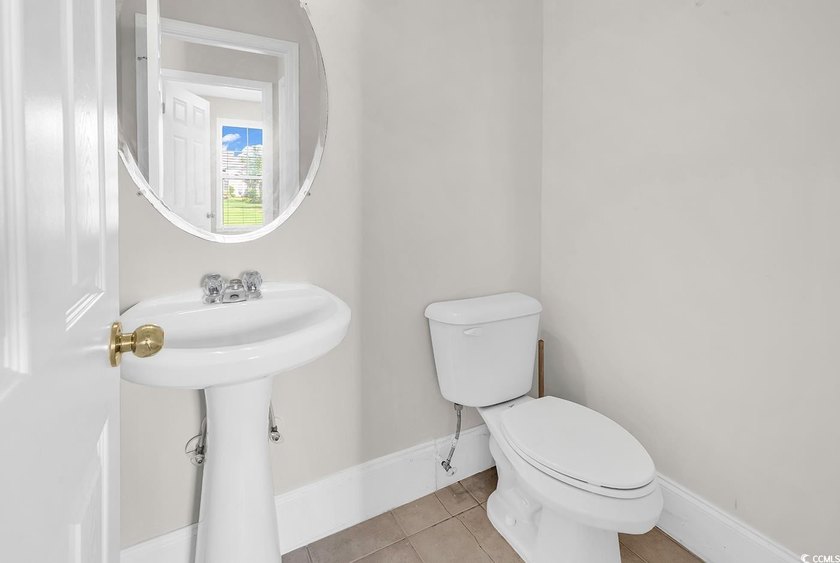 Fall in love with this FULLY FURNISHED adorable &amp; spacious 3 - photo 11