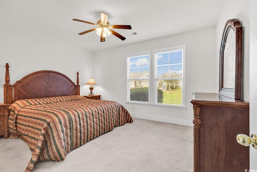 Fall in love with this FULLY FURNISHED adorable &amp; spacious 3 - photo 12