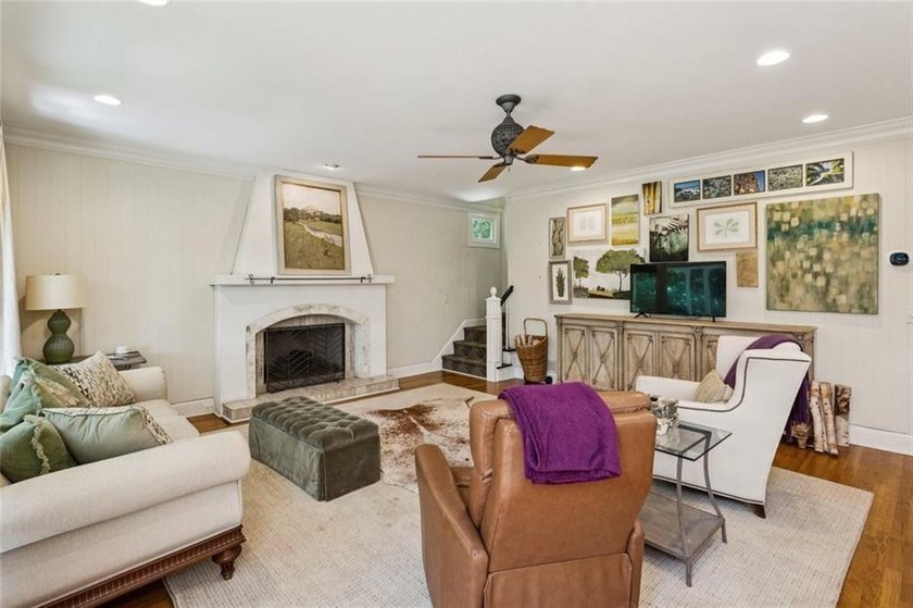 House back on market!! Wonderful Country French Home with one - photo 12