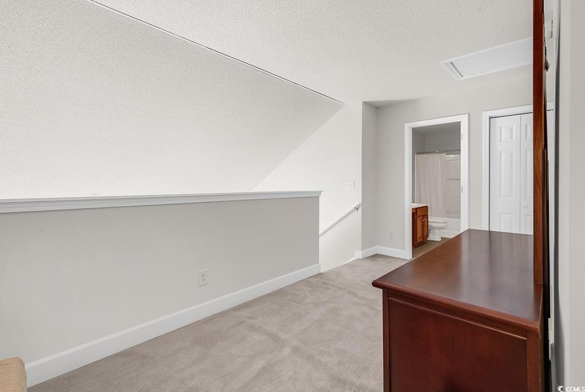 Fall in love with this FULLY FURNISHED adorable &amp; spacious 3 - photo 16