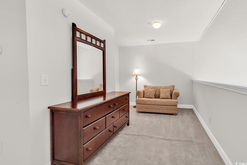 Fall in love with this FULLY FURNISHED adorable &amp; spacious 3 - photo 17