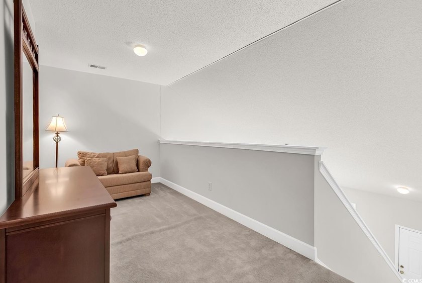 Fall in love with this FULLY FURNISHED adorable &amp; spacious 3 - photo 18