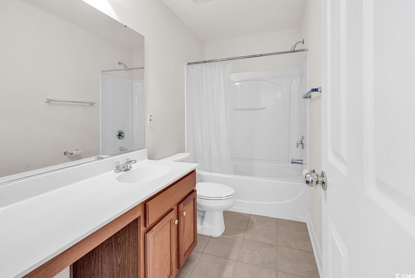Fall in love with this FULLY FURNISHED adorable &amp; spacious 3 - photo 20