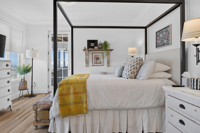 Exceptional custom architect-designed home offering over 4,600 - photo 22