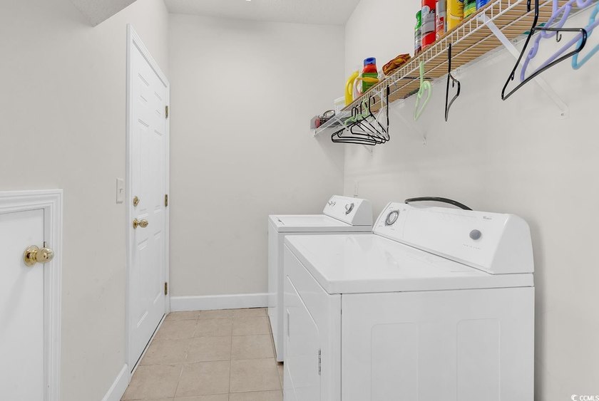Fall in love with this FULLY FURNISHED adorable &amp; spacious 3 - photo 24