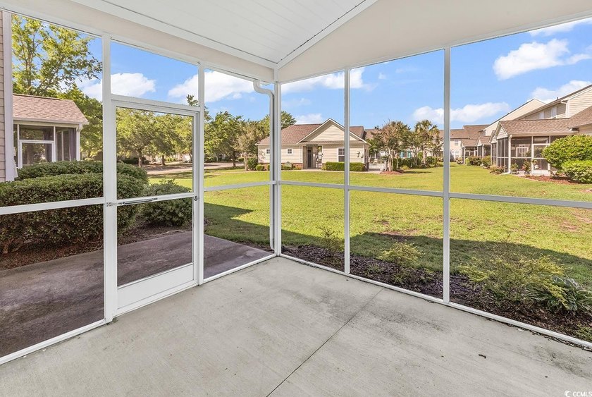 Fall in love with this FULLY FURNISHED adorable &amp; spacious 3 - photo 26