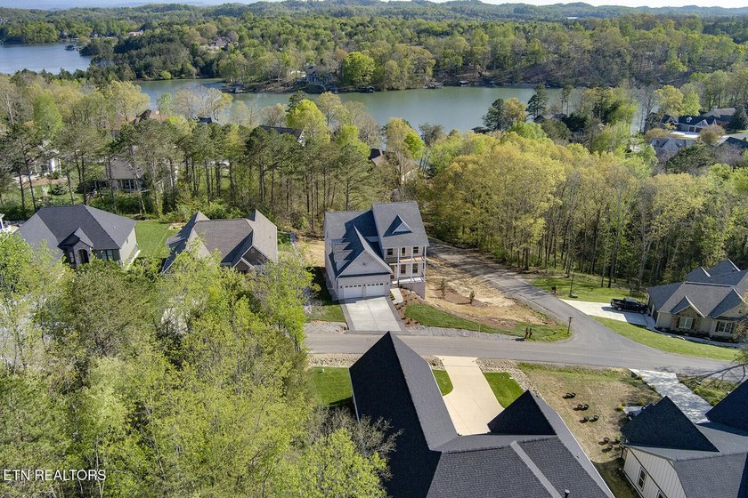 Brand-new construction in Tellico Village, offering modern - photo 3