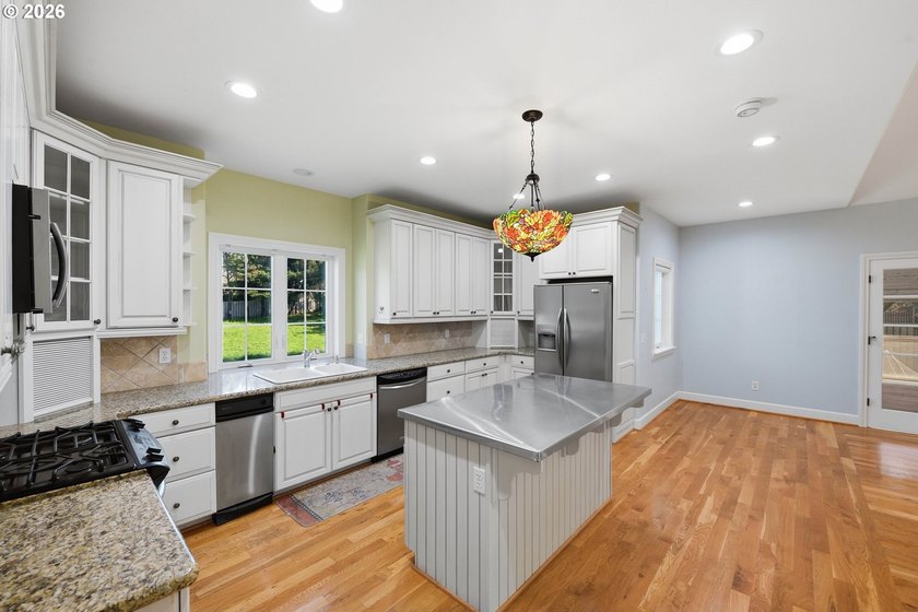 A standout custom-built, single-level Craftsman in Bandon - photo 13
