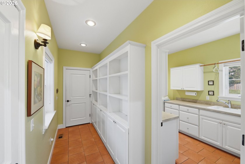 A standout custom-built, single-level Craftsman in Bandon - photo 18