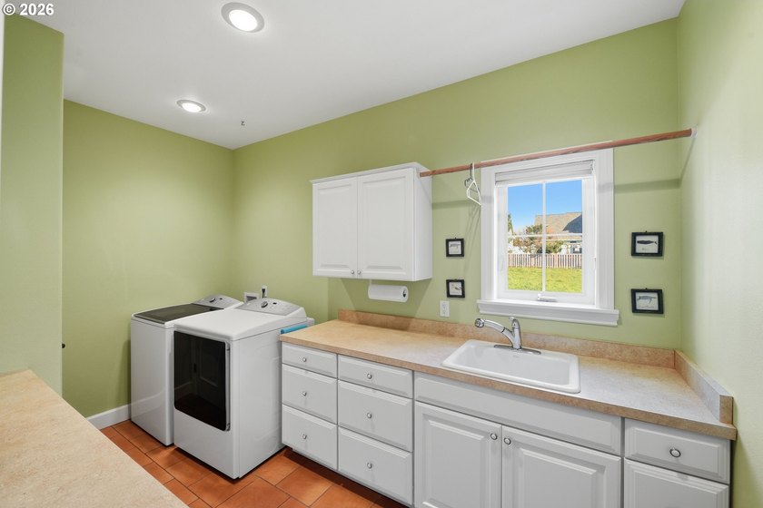 A standout custom-built, single-level Craftsman in Bandon - photo 19