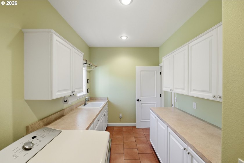 A standout custom-built, single-level Craftsman in Bandon - photo 20