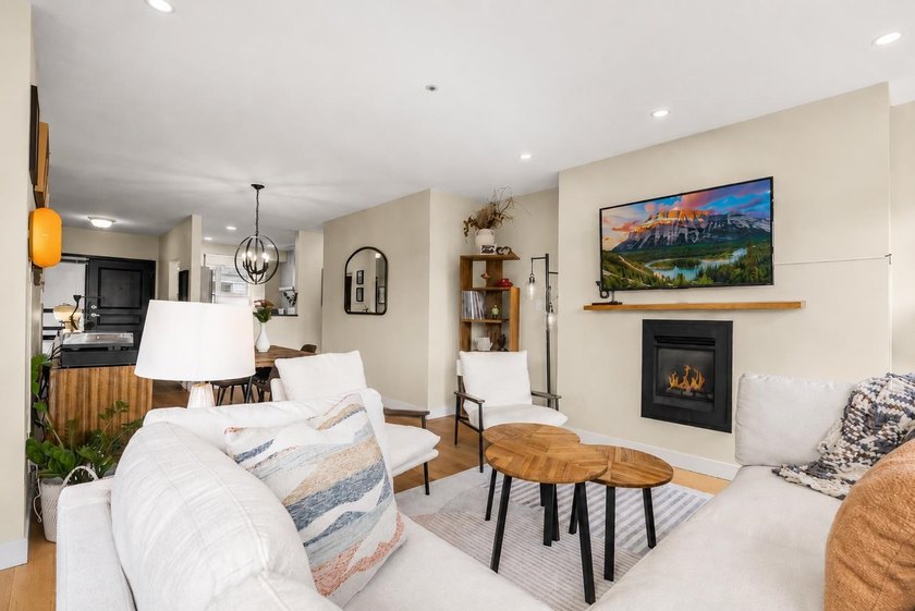 Rare renovated waterfront penthouse with exposure on all 4 sides - photo 7