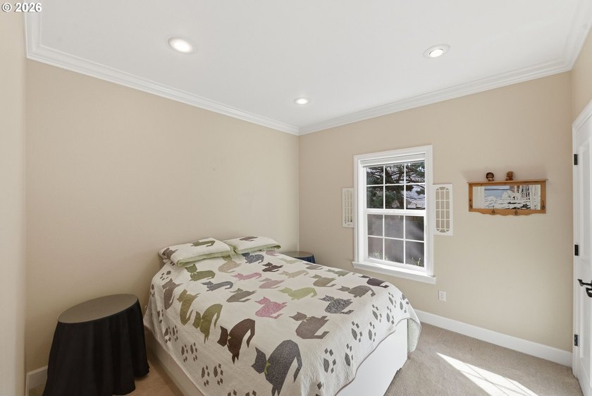 A standout custom-built, single-level Craftsman in Bandon - photo 27