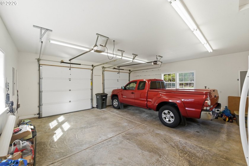 A standout custom-built, single-level Craftsman in Bandon - photo 38