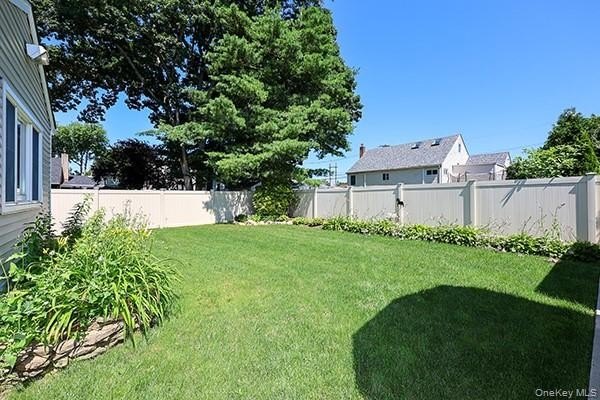 Welcome Home! This beautifully maintained Cape is truly move-in - photo 34