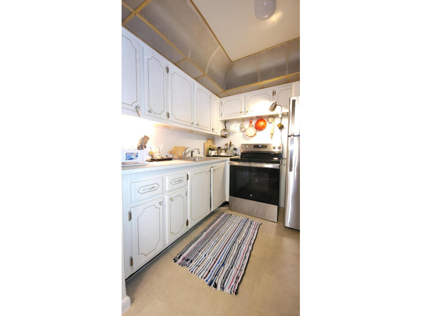Bright and charming, lightly updated, one bedroom, one bath - photo 10