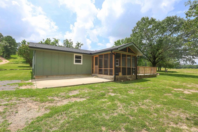 This completely remodeled 4 bedroom 2 bath, fully furnished home - photo 4